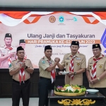 Bupati Yuhronur dan Sekda Moh Nalikan usai potong tumpeng syukuran Hari Pramuka.