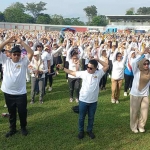 Membaur. Bupati Gus Barra bersama Wabup Rizal Oktavian ikut senam bersama ribuan warga Mojokerto. (Ist)