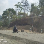 Lokasi badan jalan di Km 228 yang belum teraspal. 