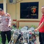 Petugas saat menunjukkan barang bukti berupa dua sepeda motor yang diduga salah satunya dibeli dari uang hasil mencuri. Foto: Ist.