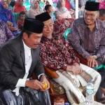 KH Muhamad Farhan bersama Cawabup, Moh Qosim Ngobrol gayeng ketika hadiri pernikahan di Dusun Ketapang, Ujungpangkah. foto: syuhud/BANGSAONLINE