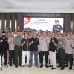 Wakapolres Gresik Kompol Purwana Putra bersama para peserta rapat kordinasi (rakor) pengamanan menjelang kegiatan uji kelayakan calon PSHT. Foto: SYUHUD/ BANGSAONLINE