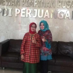 Bu Mun (berkacamata) usai mengikuti Fit And Proper Test Cabup Jombang di DPP PDIP, Rabu (13/9/2017). foto: istimewa