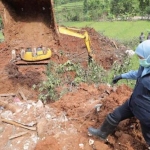 Gubernur Jawa Timur Khofifah Indar Parawansa didampingi Bupati Nganjuk Novi Rahman saat meninjau langsung lokasi bencana di Dusun Selopuro, Desa Ngetos, Kecamatan Ngetos, Kabupaten Nganjuk, Senin (15/2). foto: ist/ bangsaonline.com