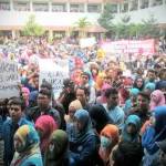 Ribuan mahasiswa saat menggelar orasi di halaman kampus UNP pasca dinonaktifkannya kampus oleh Dikti. (foto: arif kurniawan/BANGSAONLINE)
