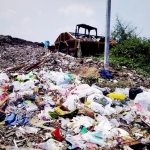 Tumpukan sampah di TPA Tambakrigadung.