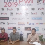 Para Pengurus Yayasan Permata Mojokerto saat jumpa pers.
