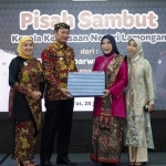 Bupati Yuhronur Efendi memberikan cenderamata kepada Eks Kajari Lamongan Dyah Ambarwati.