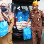 Saat penyaluran bantuan sembako kepada anggota LVRI Kabupaten Kediri. (foto: ist)

