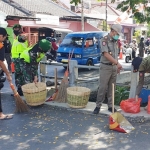 Para pelanggar yang mendapat hukuman bersih-bersih jalan.