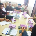 Hearing Komisi III DPRD Kota Mojokerto, Dinas Kesehatan, RSUD dan BPJS Kota Mojokerto di Badan Legislatif Dewan setempat. Pecahkan kebijakan regulasi rujukan online bagi pasien BPJS. Foto: YUDI EP/BANGSAONLINE