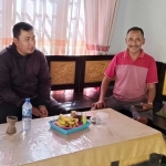 Petugas dari SBMI saat mendatangi dua PMI yang telah dipulangkan dari Malaysia.