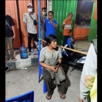 Warga Kampung Tangguh yang sedang berjaga di check point berhasil menangkap pelaku pencurian kotak amal (duduk di kursi).