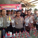 Kapolda Jatim Irjen Pol Machfud Arifin didampingi Bupati Tuban Fathul Huda dan jajaran Forkopimda saat menunjukkan ratusan botol miras oplosan.