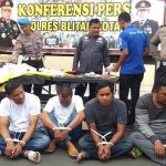 Kelima pelaku penipuan bermodus praktik penggandaan uang saat dihadirkan dalam pers rilis di Mapolres Blitar Kota.