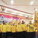 Ketua DPD Golkar Jatim, Nyono Suharli Wihandoko saat melantik istrinya, Tjaturina Yuliastuti sebagai Ketua DPD Golkar Jombang, Sabtu (5/8/2017). foto: ROMZA/ BANGSAONLINE