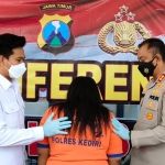 Kapolres Kediri, AKBP Lukman Cahyono (kanan) didampingi Kasatreskrim Polres Kediri, AKP Riskika saat menanyai tersangka pembunuhan bayi di Mapolres Kediri, Senin (11/10). Foto: MUJI HARJITA/ BANGSAONLINE