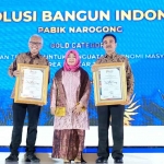 Direktur Manufacturing SBI, Soni Asrul Sani (kiri), saat menerima penghargaan kategori Gold untuk dua program pada ajang ISDA 2022. Foto: Ist
