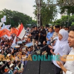 Gubernur Khofifah bersama Wakilnya, Emil Dardak saat menemui massa buruh. Foto: Devi Fitri Afriyanti/BANGSAONLINE