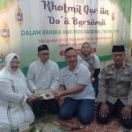 Wabup Gresik Aminatun Habibah bersama cawabup terpilih Asluchul Alif menyerahkan potongan tumpeng kepada Ketua KWG Miftahul Arif saat syukuran HPN 2025. Foto: Ist.