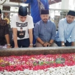 Al Ghazali (dua dari kiri) saat berada di makam Gus Dur. foto: RONY S/ BANGSAONLINE