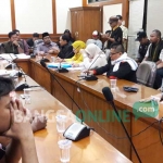 Pertemuan antara Komisi D DPRD Gresik dengan perwakilan karyawan PT. Smelting untuk membahas polemik PHK massal. foto: SYUHUD/ BANGSAONLINE