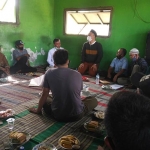 Cawabup Alif saat bertemu dengan paguyuban warung dan toko di Wringinanom. foto: ist.