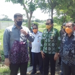Wali Kota Probolinggo, Hadi Zainal Abidin saat meninjau lokasi Taman Pemakaman Umum (TPU) di Kelurahan Ketapang, Kecamatan Kademangan, Selasa (14/4).