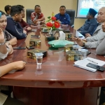 Kepala DPMPTSP sedang memberikan arahan kepada Komisi I DPRD Banyuwangi.