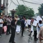 Aliansi Pemuda Bangkalan Peduli Demokrasi saat demo di depan Kantor KPU Bangkalan.