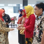 Bupati Kediri dr.Hj. Haryanti Sutrisno saat menyerahkan SK kenaikan pangkat kepada PNS. Foto: dinas kominfo