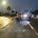 Anggota Direktorat Lalu Lintas (Ditlantas) Polda Jawa Timur Didampingi Anggota jajaran Satlantas Polres Pasuruan saat olah TKP di depan Exit Tol Purwodadi 