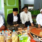 KH Muzakki Ridwan (bersorban putih paling kanan) dan Dr KH Asep Saifuddin Chalim (nomor 2 dari kiri) bersama para kiai lain dalam acara Halal Bihalal di Paoan Panarukan Situbondo, Selasa (19/6/2018). foto: BANGSAONLINE