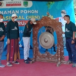 Suasana saat pemukulan gong sebagai tanda peresmian penanaman 2.022 pohon yang digelar PWI Pasuruan dalam rangka memperingati Hari Pers Nasional tahun ini.