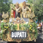 Bupati Novi dan Istri menaiki mobil hias dengan busana Empu Sendok dalam Pawai Budaya dan Pembangunan. foto: BAMBANG/ BANGSAONLINE