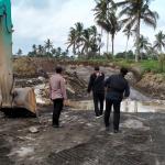 Polresta Banyuwangi menertibkan tambang pasir ilegal di Kecamatan Songgon, Banyuwangi, Selasa (14/9/2021). 