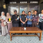 Bersama Kanit 1 Satreskrim Polres Tuban, para pemilik menunjukkan handphonenya yang kembali setelah sempat hilang.