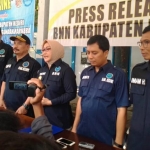 Kepala BNN Kabupaten Kediri AKBP Lilik Dewi Indarwati (tengah) saat memberikan keterangan. foto: Arif Burniawan/ BANGSAONLINE