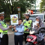 Petugas Satlantas Polres Gresik berbagi takjil sambil sosialisasi tertib berlalu lintas. 