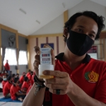 Salah satu WBP menunjukkan hasil tes urine.