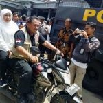 Menteri Sosial, Khofifah Indar Parawansa menumpang sepeda motor untuk menjangkau lokasi longsor yang tidak bisa dilewati kendaraan roda empat.