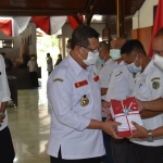 Bupati Tulungagung, Maryoto Birowo, secara simbolis menyerahkan bendera merah putih kepada perwakilan camat untuk dibagikan kepada masyarakat.