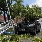 BELUM DIEVAKUASI: Tower milik DPRD Sidoarjo ambruk dan menimpa mobil salah satu anggota dewan yang parkir di halaman gedung DPRD Sidoarjo, Kamis (25/2). foto: musta