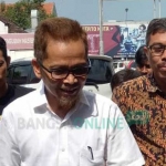 Mantan Kadis PUPR Mojokerto Zaenal Abidin saat menuju aula lokasi pemeriksaan. foto: SOFFAN/ BANGSAONLINE 