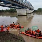 KERJA KERAS: Tim SAR saat mencari jasad korban tenggelam di lokasi jatuhnya korban dari atas jembatan rel kereta api Desa Dengok, Padangan. foto: EKY NURHADI/ BANGSAONLINE