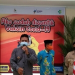 Wali Kota Madiun Maidi meninjau pelaksanaan vaksin kepada pedagang pasar di Asrama Haji Kota Madiun, Jumat (16/4/2021).