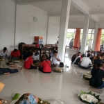 Para relawan pasangan Syahrul makan tumpeng bersama usai peresmian posko. foto: BANGSAONLINE