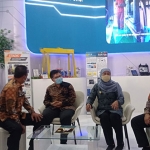 Gubernur Khofifah saat bersama Jajaran PLN Nusantara Power di stan PJB Connect 2022.
