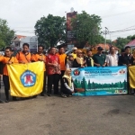 Mahapala Universitas Madura bersama BPBD, DLH dan Dinas PUPR Kabupaten Pamekasan bahu-membahu membersihkan aliran sungai, Kamis (22/3) pagi.