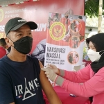 Petugas kesehatan dari Puskesmas Ngasem saat menyuntikkan vaksin Covid-19 kepada salah satu pengunjung kawasan wisata SLG. foto: ist.